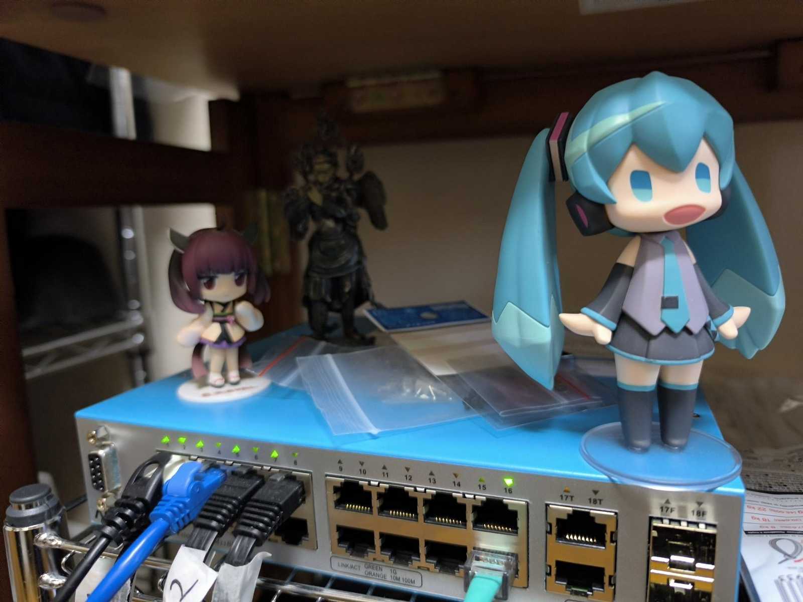 初音ミクと東北きりたんと迦楼羅王のフィギュアがお出迎え