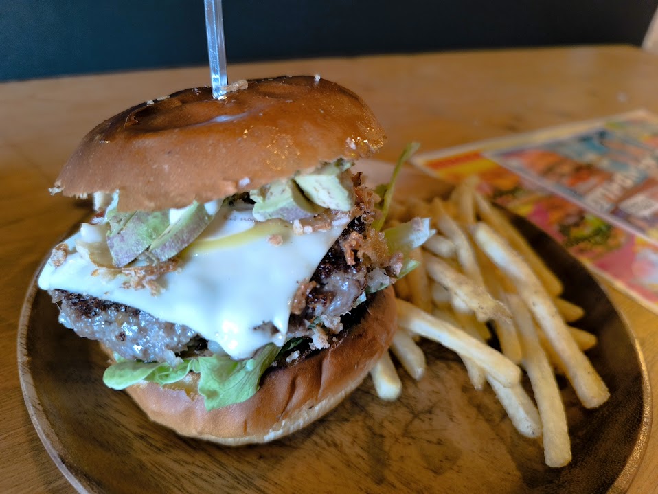 アボカドチーズバーガー。パティーが感動するくらい美味しい