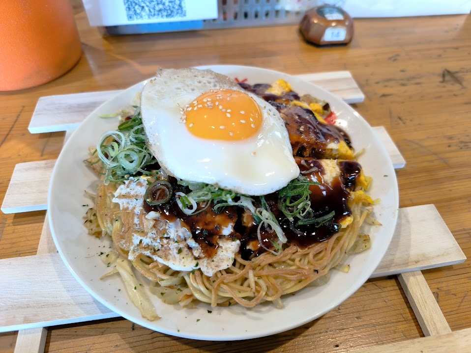 お昼ご飯。広島風お好み焼き。牡蠣入り